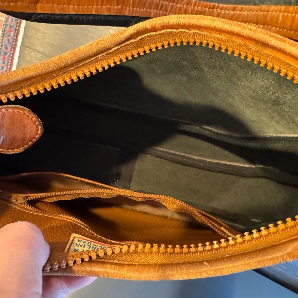 Classic Dooney & Bourke Black Leather Shoulder Bag - Picture 4 of 7